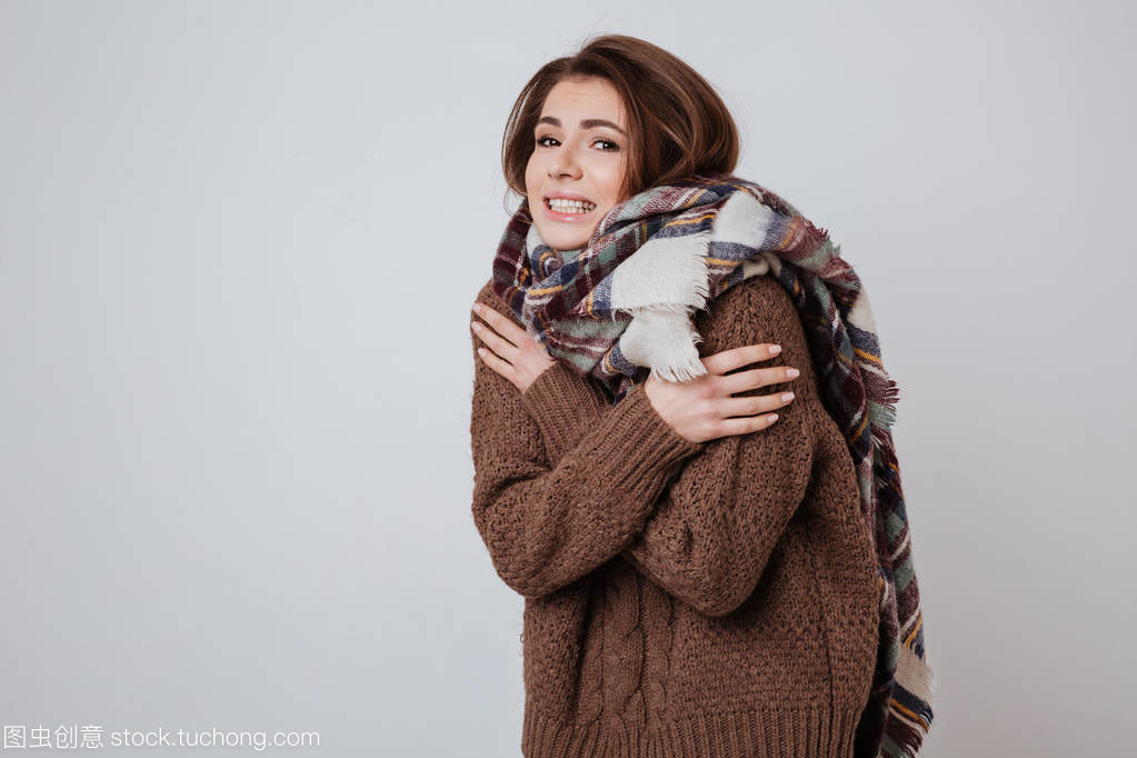 冬日時尚 年輕女性的毛衣與圍巾穿搭藝術